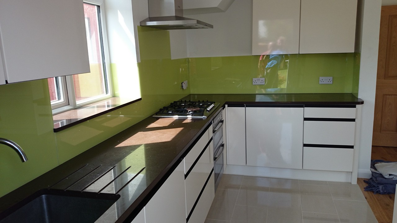 Lime green glass kitchen splashback installed by Westcombe Park glaziers